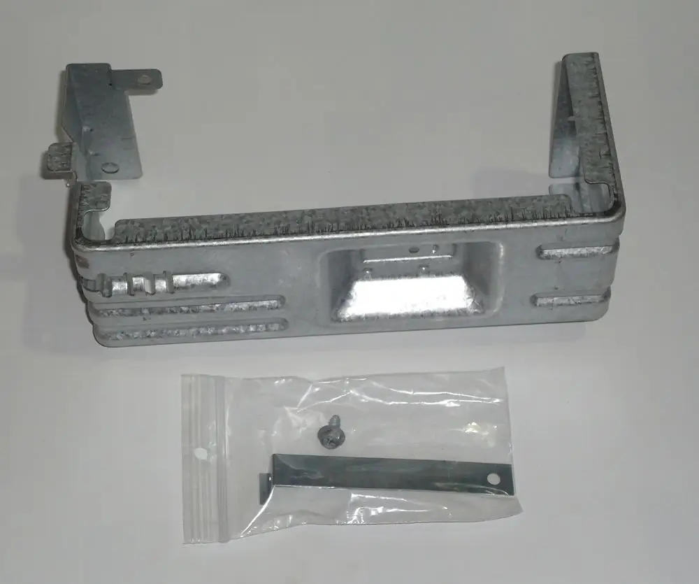 Befestigungsplatte aus Metall für eine Daikin-Anlage, mit einer Lieferung von Schrauben und Zubehör in einer durchsichtigen Verpackung.